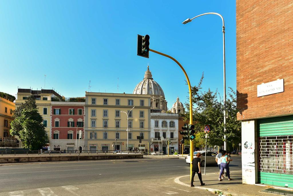 Red & White Vatican Apartment Рим Экстерьер фото