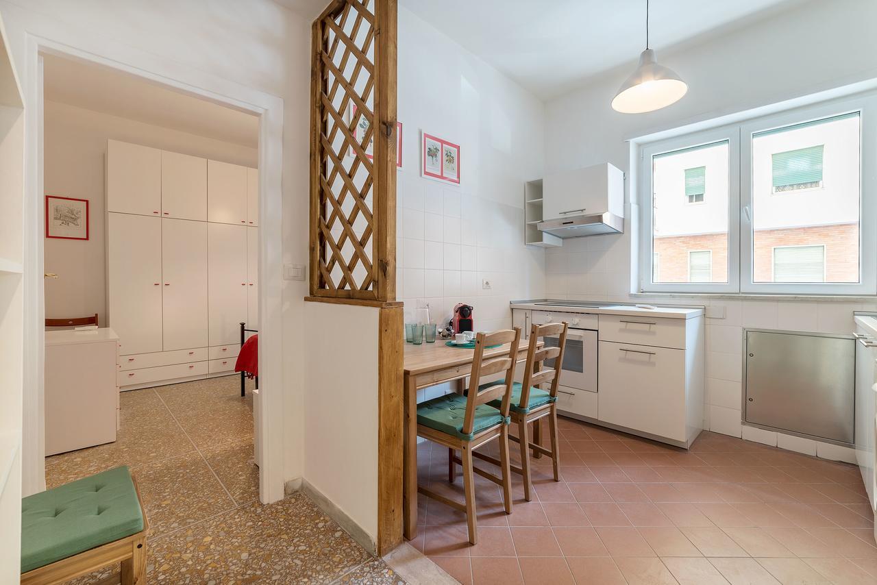Red & White Vatican Apartment Рим Экстерьер фото