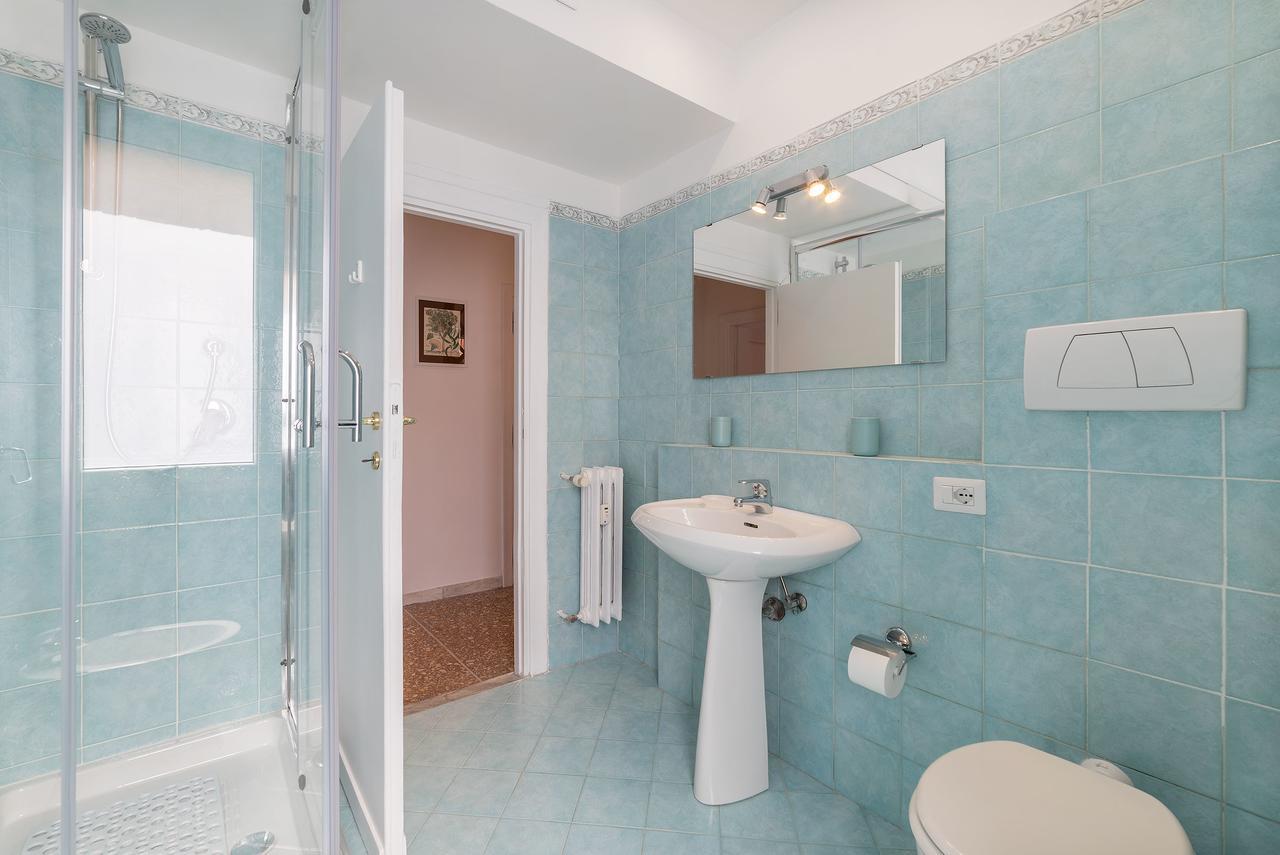 Red & White Vatican Apartment Рим Экстерьер фото